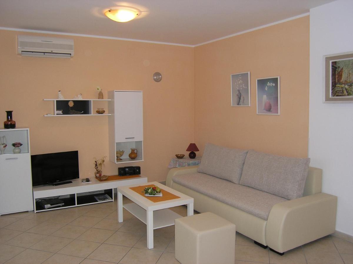 Apartments Biljana For Relaxing Holidays In Baska Buitenkant foto
